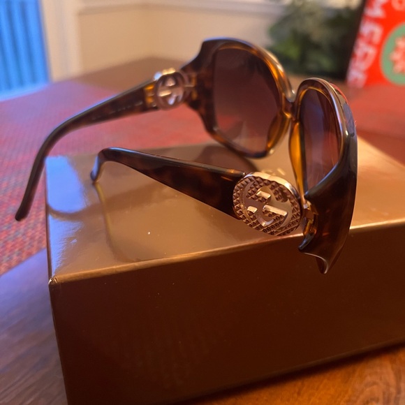 Oversized Gucci sunglassesses - Picture 2 of 5